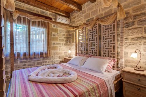 Katil atau katil-katil dalam bilik di Hectoras Villa in Plaka BY APOKORONAS-VILLAS