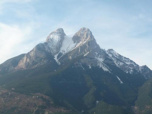Pemandangan gunung umum atau pemandangan gunung yang diambil dari asrama
