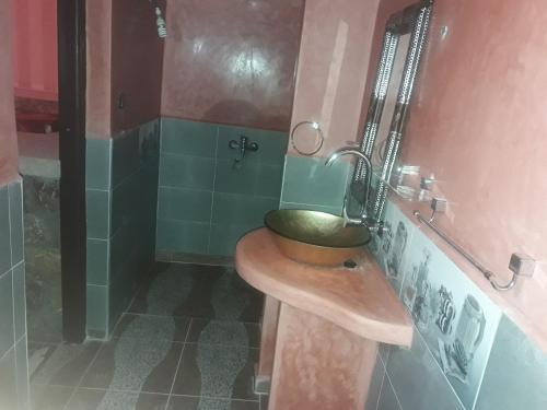 y baño con lavabo de madera y ducha. en Hotel France Ouzoud en Ouzoud