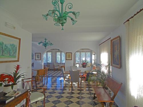 - un salon avec une table, des chaises et un lustre dans l'établissement Mar i Vent, à Banyalbufar