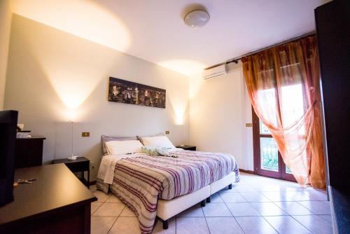 a bedroom with a bed and a window at Adria Bella Locazione Turistica in Adria
