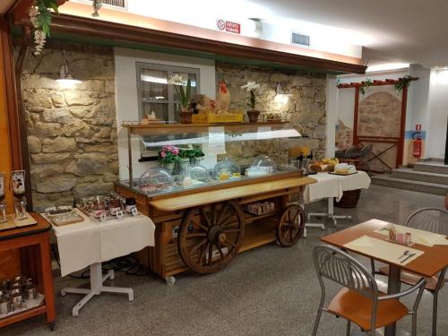 un restaurante con un carro con comida. en Hotel Piccolo Lido, en Bordighera