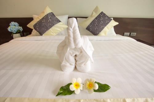 เตียงในห้องที่ The Retreat Khaolak Resort - SHA Extra Plus