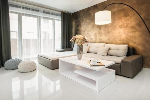 un soggiorno con divano e tavolo di Icon Apartments Centrum 55m2 a Breslavia