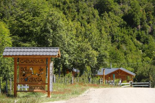 a sign on the side of a dirt road at Cabañas Sol de Montañas in Futaleufú