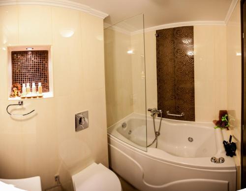 Kylpyhuone majoituspaikassa Filokalia Hotel