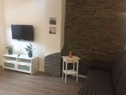 ein Wohnzimmer mit einem Sofa und einem Fernseher an der Wand in der Unterkunft Ferienhaus Kluntje in Emden