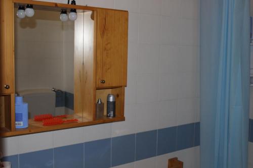 カリーニにあるLeoneのバスルーム(鏡、シンク付)