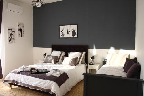 dwa łóżka w sypialni z czarno-białym w obiekcie Pompei Palace B&B w mieście Pompeje