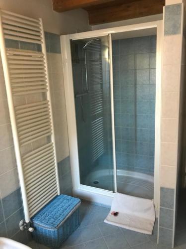 bagno con doccia e panca accanto a una vasca di Loft Atmosphera a Trento