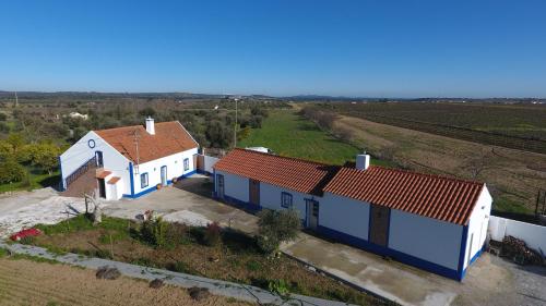 una vista aérea de una casa en un campo en Quinta das Palmeiras, en Reguengos de Monsaraz