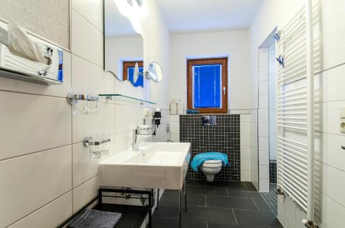 A bathroom at Ferienhaus Monte Bianco