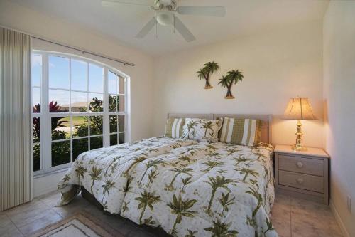 een slaapkamer met een bed en een raam bij Villa Cozy Cottage - Waterfront in Cape Coral