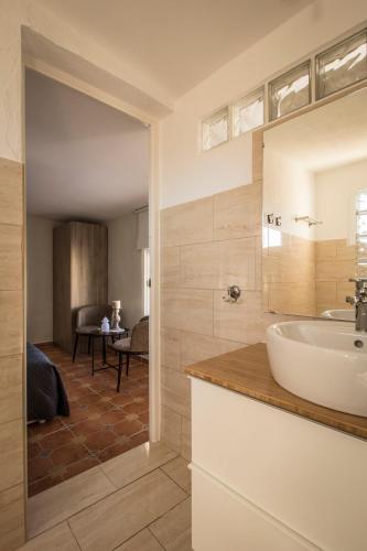 a bathroom with a sink and a mirror at Casa de la Piña in Hondón de los Frailes