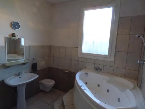 une salle de bain avec une baignoire, des toilettes et un lavabo dans l'établissement Appartement Buenos Aires, à Nice