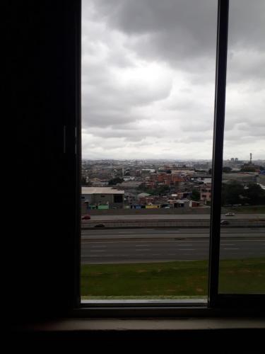 an open window with a view of a highway at Hotel tenda 1 in Guarulhos
