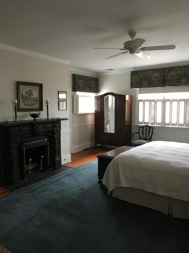 1 dormitorio con 1 cama y chimenea en Springwood Inn, en Anniston