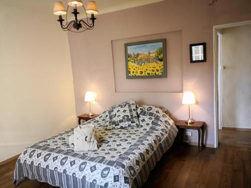 ヴァルレアスにあるMaison d'Anversのベッドルーム1室(ベッド1台、ランプ2つ、絵画付)