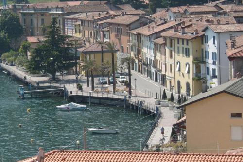 uitzicht op een stad met een rivier en gebouwen bij Miralago Casa Vacanze in Riva di Solto