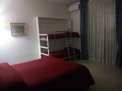 Ein Bett oder Betten in einem Zimmer der Unterkunft Hotel Caporal