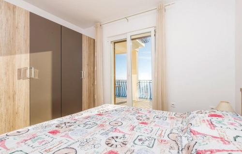 una camera con letto e vista sull'oceano di Apartments Sara a Lovran (Laurana)
