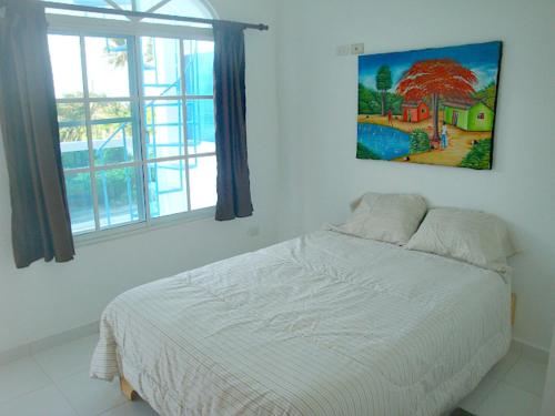 ein Schlafzimmer mit einem Bett und einem Wandgemälde in der Unterkunft Cabrera 6 in Cabrera