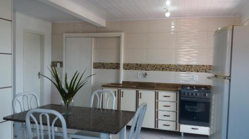 Virtuvė arba virtuvėlė apgyvendinimo įstaigoje Residencial Costa do Encanto