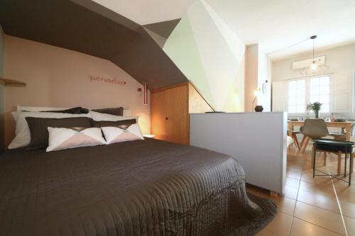 ナポリにあるGiulia's Suiteのベッドルーム1室(大型ベッド1台付)、ダイニングルームが備わります。