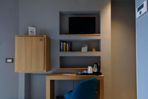 a room with a desk and a tv on a wall at Un B&B al Belvedere in Enna