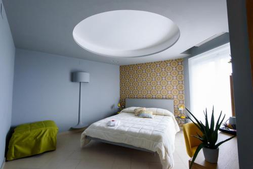 a bedroom with a bed and a large ceiling at Un B&B al Belvedere in Enna