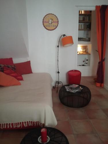 une chambre avec un lit, une lampe et une table dans l'établissement Studio à 2 pas du Palais, à Cannes