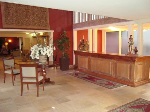a living room with a table and chairs at Don Quixote Pousada in Tiradentes