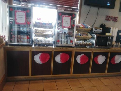un mostrador de restaurante con donuts rojos y blancos. en Winnemucca Holiday Motel, en Winnemucca