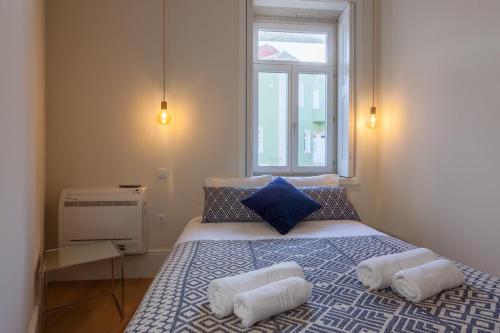 1 dormitorio con 1 cama con 2 almohadas en Terrace Camões, en Oporto