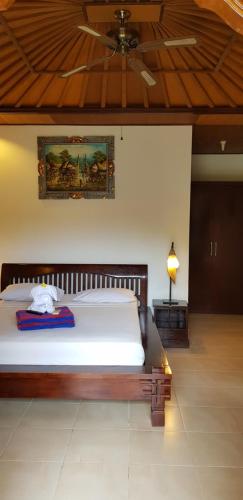 Ένα ή περισσότερα κρεβάτια σε δωμάτιο στο Kusnadi Hotel