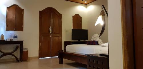 Ένα ή περισσότερα κρεβάτια σε δωμάτιο στο Kusnadi Hotel