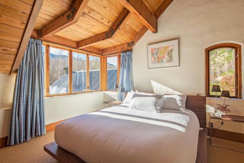 Cama ou camas em um quarto em Wharenui Holiday Home by MajorDomo