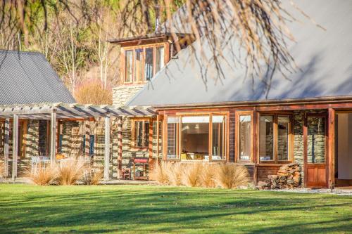 Κήπος έξω από το Wharenui Holiday Home by MajorDomo