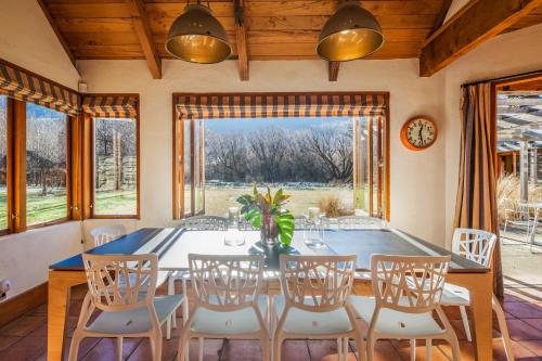 Un restaurante o sitio para comer en Wharenui Holiday Home by MajorDomo