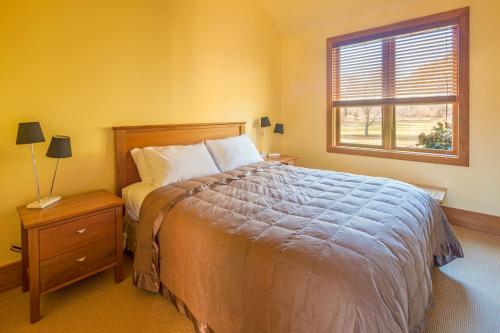 Ένα ή περισσότερα κρεβάτια σε δωμάτιο στο Wharenui Holiday Home by MajorDomo