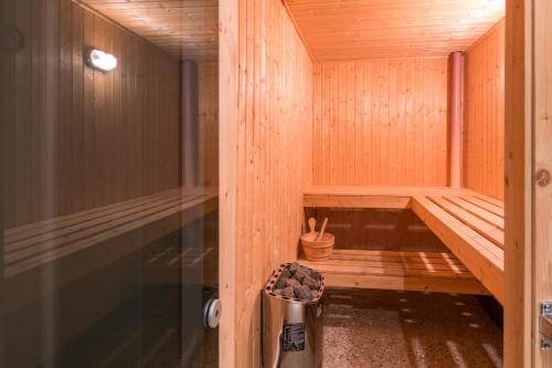 una sauna de madera con una olla de rocas. en Bellbrae Luxury Villa by MajorDomo, en Queenstown