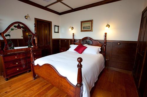 מיטה או מיטות בחדר ב-A Cottage with a View at Tudor Ridge