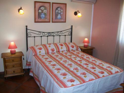 アルガロボ・コスタにあるApartamento 2 dormitorios con fantasticas vistasのベッドルーム(ナイトスタンド2つ、ランプ2つ付)のベッド1台