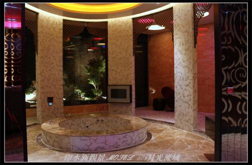 a large tub in the middle of a lobby at Yin Shui Han Motel in Hunei