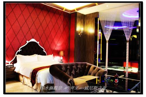 a bedroom with a bed with a red wall at Yin Shui Han Motel in Hunei
