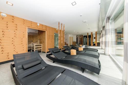 a row of black chairs in a room at Alpine Lodge Klösterle am Arlberg in Klösterle am Arlberg