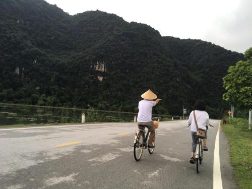 Đạp xe trong hoặc quanh Mai's homestay Trang An