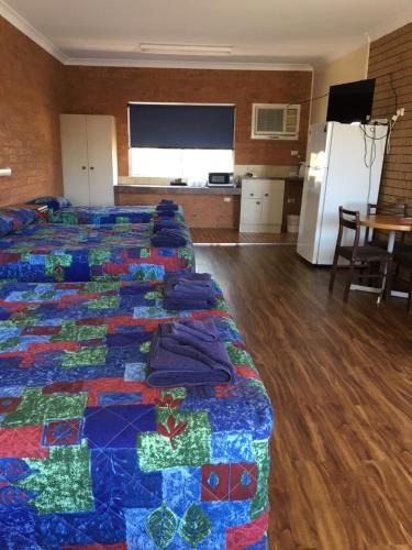 Кровать или кровати в номере Coonamble Motel
