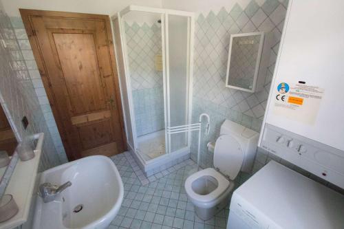 łazienka z toaletą, umywalką i prysznicem w obiekcie Casa Dina - Cogne VDA n 0020 w mieście Cogne