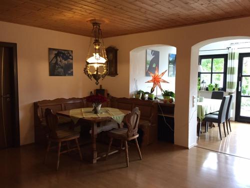 uma sala de jantar e sala de estar com mesa e cadeiras em Pension Sonneneck em Zwiesel